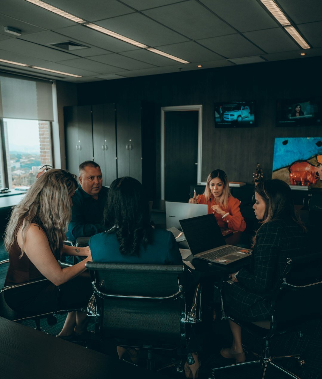 woman leading team meeting