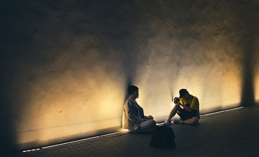Duas pessoas conversando de forma atenta em um ambiente iluminado